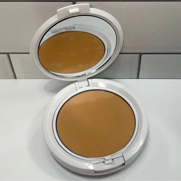 TIGI Cosmetics Fair Creme Foundation - Picture 1 of 4